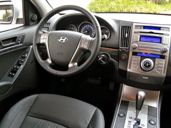 Hyundai ix55. Выпускается с 2007 года. Три базовые комплектации. Цены от 1 864 900 до 2 029 900 руб.Двигатель от 3.0 до 3.8, дизельный и бензиновый. Привод полный. КПП: автоматическая.