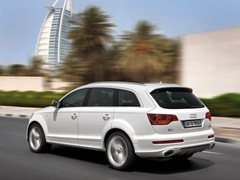 Audi Q7 (2006). Выпускается с 2006 года. Четыре базовые комплектации. Цены от 3 296 000 до 4 552 000 руб.Двигатель от 3.0 до 4.1, бензиновый и дизельный. Привод полный. КПП: автоматическая.