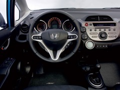Honda Jazz. Выпускается с 2008 года. Четыре базовые комплектации. Цены от 629 000 до 789 000 руб.Двигатель 1.3, бензиновый. Привод передний. КПП: механическая и вариатор.