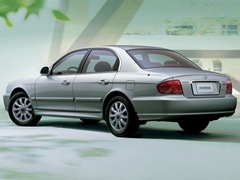 Hyundai Sonata (2001). Выпускается с 2001 года. Семь базовых комплектаций. Цены от 557 700 до 744 700 руб.Двигатель от 2.0 до 2.7, бензиновый. Привод передний. КПП: механическая и автоматическая.