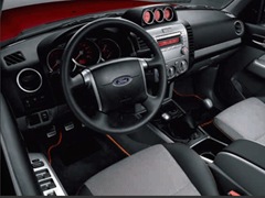 Ford Ranger. Выпускается с 2006 года. Десять базовых комплектаций. Цены от 849 500 до 1 280 000 руб.Двигатель 2.5, дизельный. Привод полный. КПП: механическая и автоматическая.
