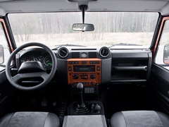 Land Rover Defender 110 (1983). Выпускается с 1983 года. Одна базовая комплектация. Цена 3 261 000 руб.Двигатель 2.2, дизельный. Привод полный. КПП: механическая.