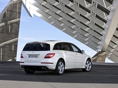 Mercedes-Benz R. Выпускается с 2010 года. Три базовые комплектации. Цены от 2 750 000 до 3 650 000 руб.Двигатель от 3.0 до 5.5, дизельный и бензиновый. Привод полный. КПП: автоматическая.