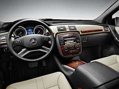 Mercedes-Benz R. Выпускается с 2010 года. Три базовые комплектации. Цены от 2 750 000 до 3 650 000 руб.Двигатель от 3.0 до 5.5, дизельный и бензиновый. Привод полный. КПП: автоматическая.