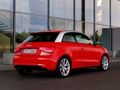 Audi A1. Выпускается с 2010 года. Четыре базовые комплектации. Цены от 888 000 до 1 035 000 руб.Двигатель 1.4, бензиновый. Привод передний. КПП: механическая и роботизированная.