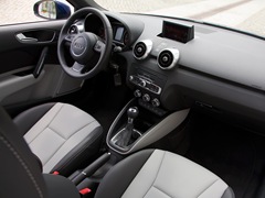 Audi A1. Выпускается с 2010 года. Четыре базовые комплектации. Цены от 888 000 до 1 035 000 руб.Двигатель 1.4, бензиновый. Привод передний. КПП: механическая и роботизированная.