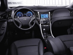 Hyundai Sonata (2010). Выпускается с 2010 года. Десять базовых комплектаций. Цены от 929 900 до 1 293 900 руб.Двигатель от 2.0 до 2.4, бензиновый. Привод передний. КПП: механическая и автоматическая.