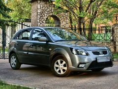 Kia Rio Hatchback (2005). Выпускается с 2005 года. Пять базовых комплектаций. Цены от 469 900 до 565 900 руб.Двигатель 1.4, бензиновый. Привод передний. КПП: механическая и автоматическая.