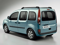 Renault Kangoo. Выпускается с 2007 года. Четыре базовые комплектации. Цены от 989 000 до 1 110 990 руб.Двигатель от 1.5 до 1.6, бензиновый и дизельный. Привод передний. КПП: механическая.
