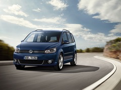 Volkswagen Touran. Выпускается с 2010 года. Восемь базовых комплектаций. Цены от 1 247 000 до 1 768 000 руб.Двигатель от 1.2 до 2.0, бензиновый и дизельный. Привод передний. КПП: механическая и роботизированная.