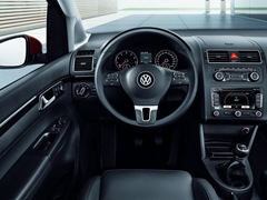 Volkswagen Touran. Выпускается с 2010 года. Восемь базовых комплектаций. Цены от 1 247 000 до 1 768 000 руб.Двигатель от 1.2 до 2.0, бензиновый и дизельный. Привод передний. КПП: механическая и роботизированная.