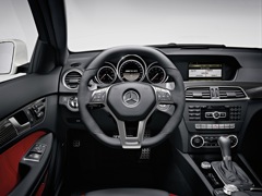 Mercedes-Benz C 63 AMG Coupe (2011). Выпускается с 2011 года. Одна базовая комплектация. Цена 3 870 000 руб.Двигатель 6.2, бензиновый. Привод задний. КПП: автоматическая.