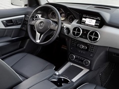 Mercedes-Benz GLK. Выпускается с 2008 года. Три базовые комплектации. Цены от 2 150 000 до 2 890 000 руб.Двигатель от 2.0 до 3.5, бензиновый и дизельный. Привод полный. КПП: автоматическая.