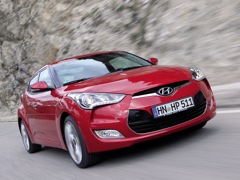 Hyundai Veloster (2011). Выпускается с 2011 года. Три базовые комплектации. Цены от 936 000 до 1 176 000 руб.Двигатель 1.6, бензиновый. Привод передний. КПП: механическая и автоматическая.