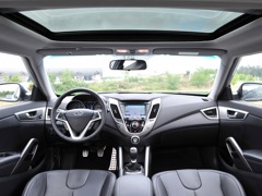 Hyundai Veloster (2011). Выпускается с 2011 года. Три базовые комплектации. Цены от 936 000 до 1 176 000 руб.Двигатель 1.6, бензиновый. Привод передний. КПП: механическая и автоматическая.