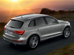 Audi Q5 (2008). Выпускается с 2008 года. Пятнадцать базовых комплектаций. Цены от 2 530 000 до 3 390 000 руб.Двигатель от 2.0 до 3.0, бензиновый. Привод полный. КПП: механическая и автоматическая.
