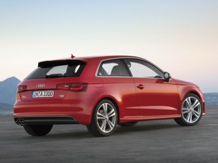 Audi A3. Выпускается с 2012 года. Двадцать четыре базовые комплектации. Цены от 1 304 000 до 1 799 000 руб.Двигатель от 1.2 до 2.0, бензиновый и дизельный. Привод передний и полный. КПП: механическая и роботизированная.