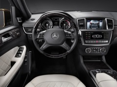 Mercedes-Benz GL. Выпускается с 2012 года. Три базовые комплектации. Цены от 4 820 000 до 7 150 000 руб.Двигатель от 3.0 до 4.7, бензиновый и дизельный. Привод полный. КПП: автоматическая.