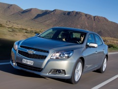 Chevrolet Malibu. Выпускается с 2011 года. Одна базовая комплектация. Цена 1 355 000 руб.Двигатель 2.4, бензиновый. Привод передний. КПП: автоматическая.