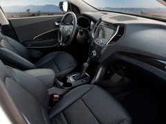 Hyundai Santa Fe (2012). Выпускается с 2012 года. Семь базовых комплектаций. Цены от 1 674 000 до 2 065 000 руб.Двигатель от 2.2 до 2.4, бензиновый и дизельный. Привод полный. КПП: механическая и автоматическая.