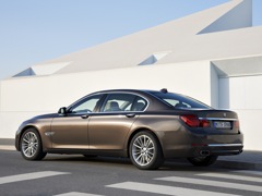 BMW 7 Series Limousine (2008). Выпускается с 2008 года. Семь базовых комплектаций. Цены от 3 892 000 до 7 182 000 руб.Двигатель от 3.0 до 6.0, бензиновый и дизельный. Привод задний и полный. КПП: автоматическая.