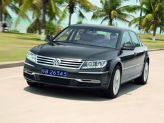 Volkswagen Phaeton. Выпускается с 2010 года. Восемь базовых комплектаций. Цены от 4 390 000 до 5 271 000 руб.Двигатель от 3.0 до 4.2, бензиновый и дизельный. Привод полный. КПП: автоматическая.