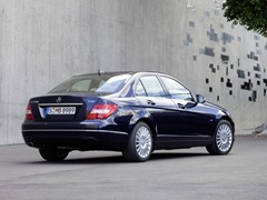 Mercedes-Benz C Saloon. Выпускается с 2007 года. Пять базовых комплектаций. Цены от 1 420 000 до 1 990 000 руб.Двигатель от 1.6 до 3.5, бензиновый и дизельный. Привод задний и полный. КПП: автоматическая.
