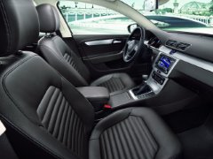 Volkswagen Passat Variant (2010). Выпускается с 2010 года. Восемь базовых комплектаций. Цены от 1 249 000 до 1 908 000 руб.Двигатель от 1.4 до 2.0, бензиновый и дизельный. Привод передний. КПП: механическая и роботизированная.