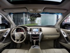 Nissan Murano (2007). Выпускается с 2007 года. Шесть базовых комплектаций. Цены от 2 100 000 до 2 400 000 руб.Двигатель 3.5, бензиновый. Привод полный. КПП: вариатор.