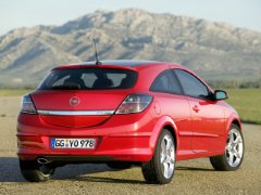 Opel Astra GTC (2005). Выпускается с 2005 года. Семь базовых комплектаций. Цены от 606 800 до 712 800 руб.Двигатель от 1.6 до 1.8, бензиновый. Привод передний. КПП: механическая, роботизированная и автоматическая.