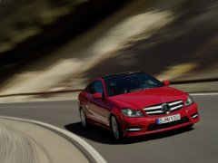 Mercedes-Benz C Coupe (2011). Выпускается с 2011 года. Три базовые комплектации. Цены от 2 130 000 до 3 150 000 руб.Двигатель от 1.6 до 3.5, бензиновый. Привод задний. КПП: автоматическая.