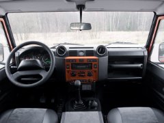 Land Rover Defender 90 (1983). Выпускается с 1983 года. Одна базовая комплектация. Цена 2 665 000 руб.Двигатель 2.2, дизельный. Привод полный. КПП: механическая.