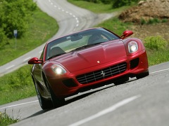 Ferrari 599. Выпускается с 2006 года. Одна базовая комплектация. Цена 32 068 800 руб.Двигатель 6.0, бензиновый. Привод задний. КПП: автоматическая.
