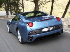 Ferrari California. Выпускается с 2009 года. Одна базовая комплектация. Цена 23 336 288 руб.Двигатель 4.3, бензиновый. Привод задний. КПП: роботизированная.