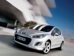 Peugeot 308 (2007). Выпускается с 2007 года. Десять базовых комплектаций. Цены от 679 000 до 914 000 руб.Двигатель 1.6, бензиновый и дизельный. Привод передний. КПП: механическая, автоматическая и роботизированная.