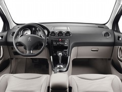 Peugeot 308 (2007). Выпускается с 2007 года. Десять базовых комплектаций. Цены от 679 000 до 914 000 руб.Двигатель 1.6, бензиновый и дизельный. Привод передний. КПП: механическая, автоматическая и роботизированная.