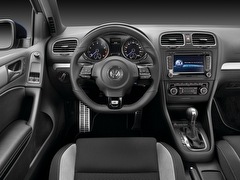 Volkswagen Golf R 3D (2009). Выпускается с 2009 года. Одна базовая комплектация. Цена 1 535 000 руб.Двигатель 2.0, бензиновый. Привод полный. КПП: роботизированная.