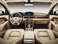 Volvo S80. Выпускается с 2006 года. Четыре базовые комплектации. Цены от 2 049 000 до 2 309 000 руб.Двигатель 2.0, бензиновый и дизельный. Привод передний. КПП: автоматическая.