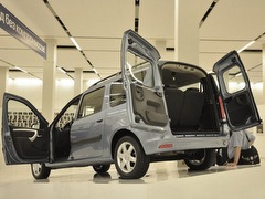 Lada Largus (2012). Выпускается с 2012 года. Семнадцать базовых комплектаций. Цены от 604 900 до 933 900 руб.Двигатель 1.6, бензиновый. Привод передний. КПП: механическая.