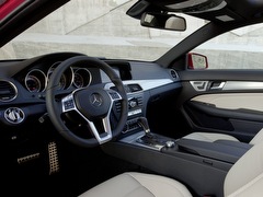 Mercedes-Benz C Coupe (2011). Выпускается с 2011 года. Три базовые комплектации. Цены от 2 130 000 до 3 150 000 руб.Двигатель от 1.6 до 3.5, бензиновый. Привод задний. КПП: автоматическая.