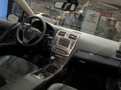 Toyota Avensis. Выпускается с 2009 года. Шесть базовых комплектаций. Цены от 914 000 до 1 225 000 руб.Двигатель 1.8, бензиновый. Привод передний. КПП: механическая и вариатор.