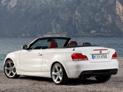 BMW 1 Series Convertible. Выпускается с 2008 года. Шесть базовых комплектаций. Цены от 1 260 000 до 1 874 000 руб.Двигатель от 2.0 до 3.0, бензиновый и дизельный. Привод задний. КПП: механическая.