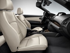 BMW 1 Series Convertible. Выпускается с 2008 года. Шесть базовых комплектаций. Цены от 1 260 000 до 1 874 000 руб.Двигатель от 2.0 до 3.0, бензиновый и дизельный. Привод задний. КПП: механическая.