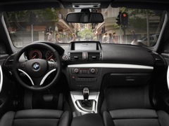 BMW 1 Series Coupe. Выпускается с 2007 года. Пять базовых комплектаций. Цены от 1 104 000 до 1 668 000 руб.Двигатель от 2.0 до 3.0, бензиновый и дизельный. Привод задний. КПП: механическая.