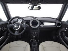 MINI Cooper (2006). Выпускается с 2006 года. Три базовые комплектации. Цены от 850 730 до 1 011 000 руб.Двигатель 1.6, бензиновый. Привод передний. КПП: механическая.