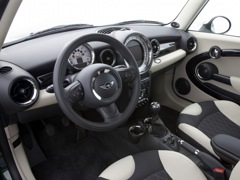 MINI Cooper Clubman. Выпускается с 2007 года. Три базовые комплектации. Цены от 933 930 до 1 094 000 руб.Двигатель 1.6, бензиновый. Привод передний. КПП: механическая.