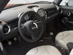 MINI Cooper S (2006). Выпускается с 2006 года. Две базовые комплектации. Цены от 1 077 832 до 1 238 000 руб.Двигатель 1.6, бензиновый. Привод передний. КПП: механическая.