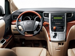 Toyota Alphard (2008). Выпускается с 2008 года. Три базовые комплектации. Цены от 2 545 000 до 2 832 000 руб.Двигатель 3.5, бензиновый. Привод передний. КПП: автоматическая.