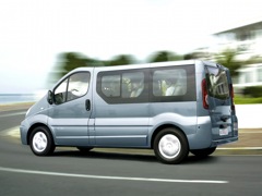 Renault Trafic. Выпускается с 2001 года. Пять базовых комплектаций. Цены от 1 160 000 до 1 251 000 руб.Двигатель 2.0, бензиновый и дизельный. Привод передний. КПП: механическая.