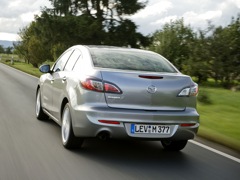 Mazda 3 Sedan (2009). Выпускается с 2009 года. Семь базовых комплектаций. Цены от 654 000 до 907 000 руб.Двигатель от 1.6 до 2.0, бензиновый. Привод передний. КПП: механическая и автоматическая.